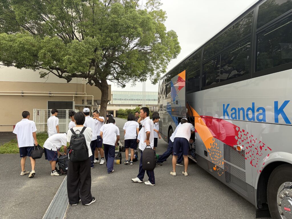 小岩高校野球部 夏合宿のバス乗車風景