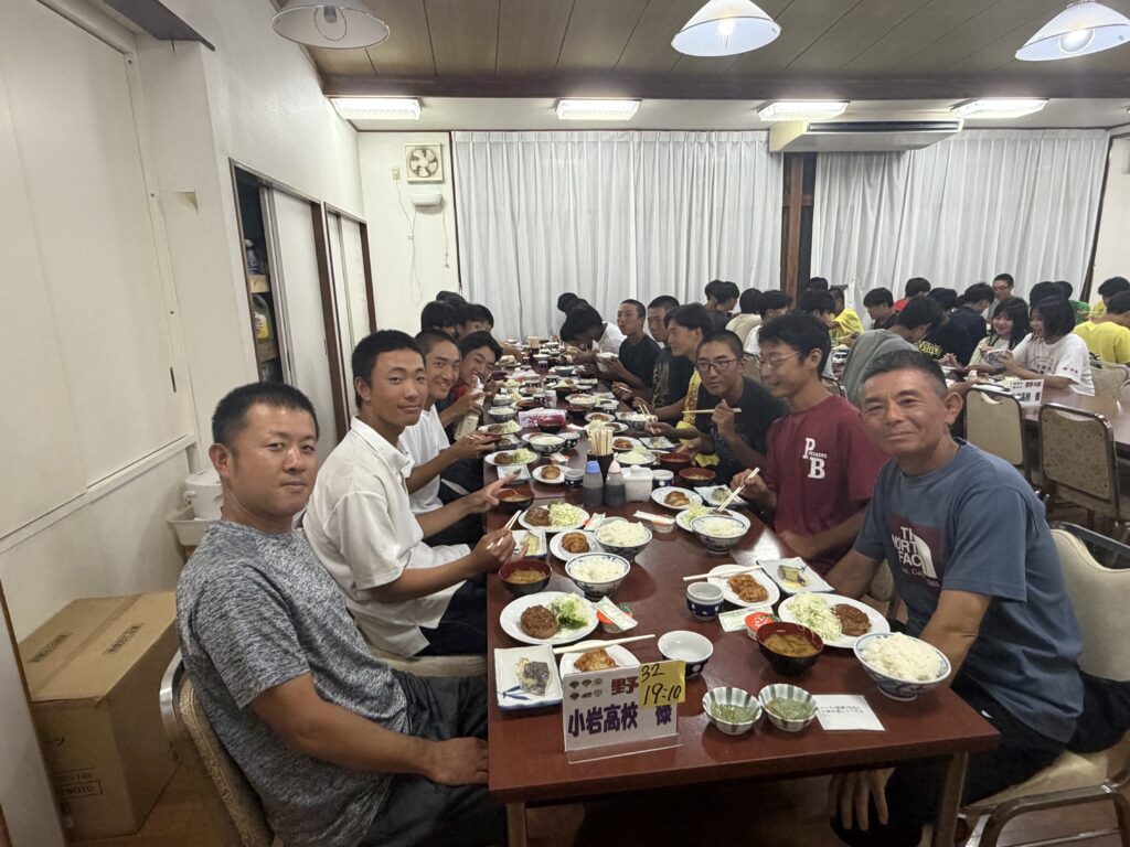 小岩高校野球部 夏合宿の食事風景