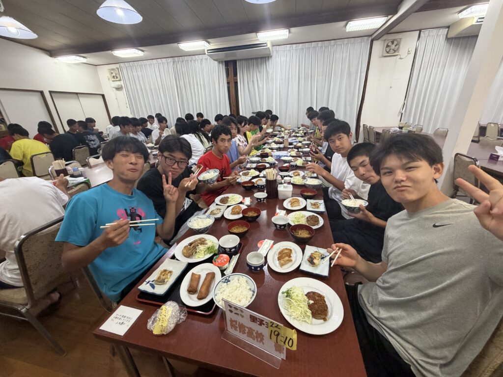 桜修館高校野球部 夏合宿の食事風景