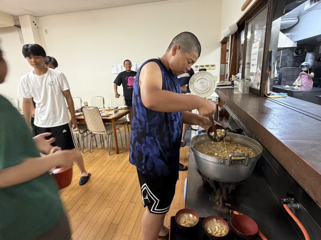 佼成学園高校野球部 夏合宿の食事風景