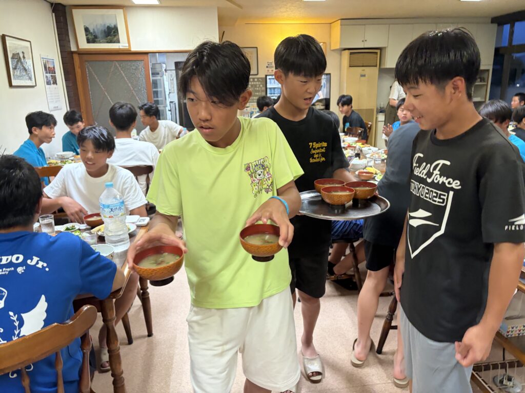 青山東京ボーイズ 夏合宿の食事風景